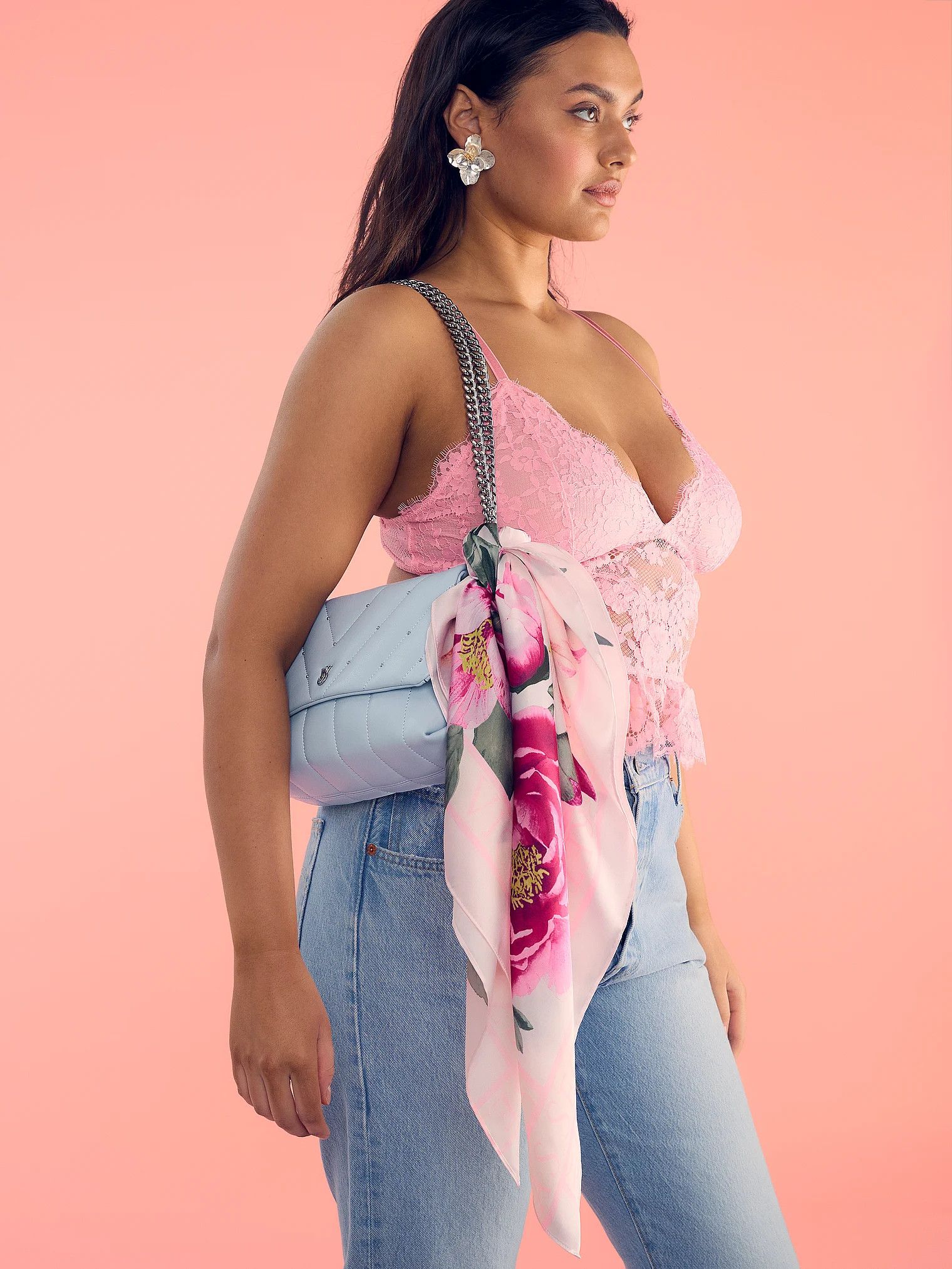 Șal din satin. Produsul este modelat și provine din colecția Victoria's Secret.
