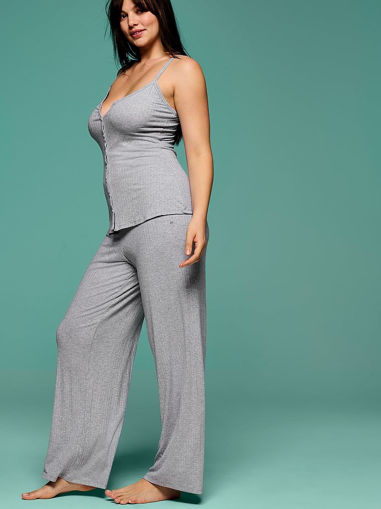 Un set făcut din modal pentru dormit - top și pantaloni SoSoft Wide-Rib. Produsul este de culoare gri și provine din colecția Victoria's Secret.