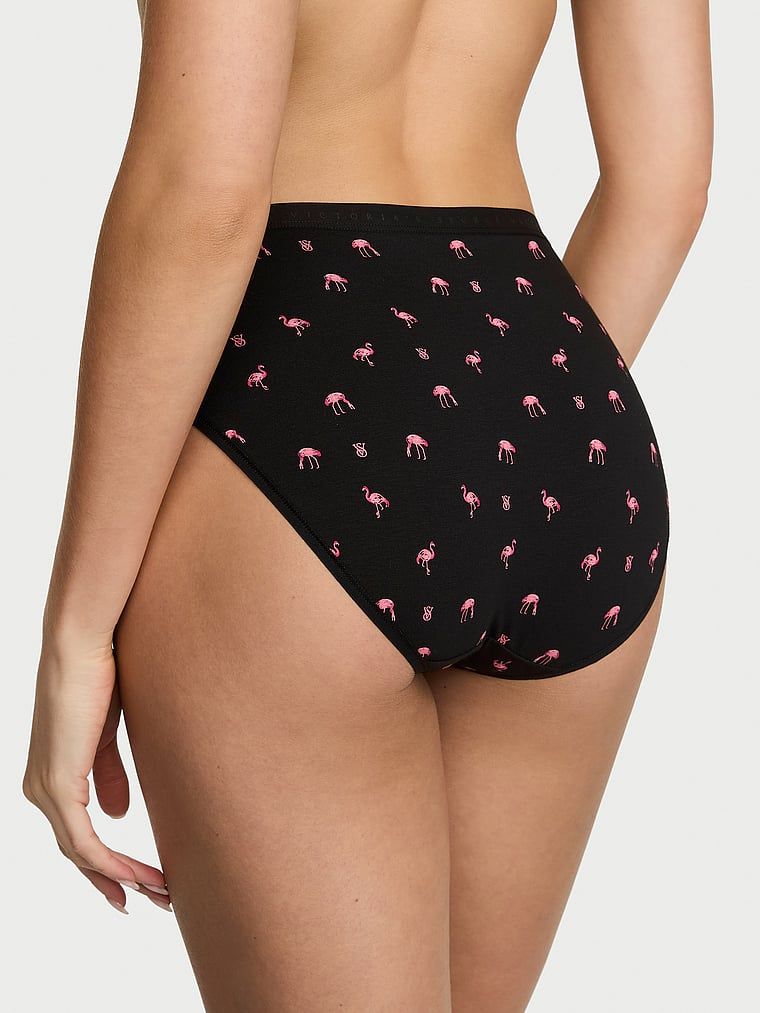 Chiloți din bumbac cu picioare înalte, pantaloni scurti cu picior înalt. Produsul este modelat și provine din colecția Victoria's Secret.