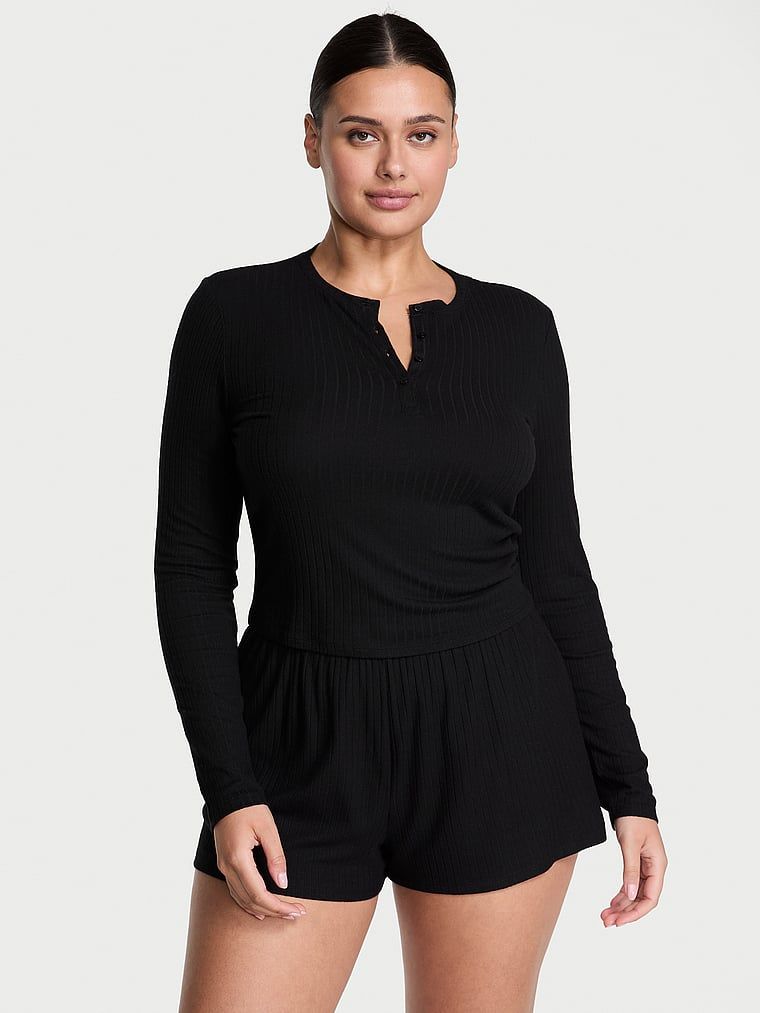 Set modal - Bluză și pantaloni scurți. Produsul este negru și provine din colecția Victoria's Secret.