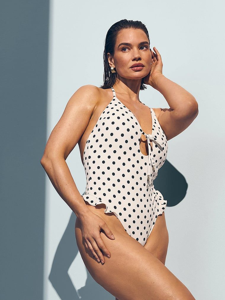 Costum de baie întreg Tease Ruffle. Produsul este modelat și provine din colecția Victoria's Secret Swim.
