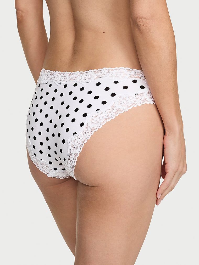Chiloți din bumbac cu dantelă cu dantelă și baie de baie. Produsul este modelat și provine din colecția Lace Trim.
