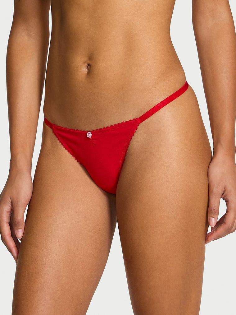 Tanga de bumbac cu dantelă la spate, dantelă în formă de inimă. Produsul este roșu și provine din colecția Victoria's Secret.