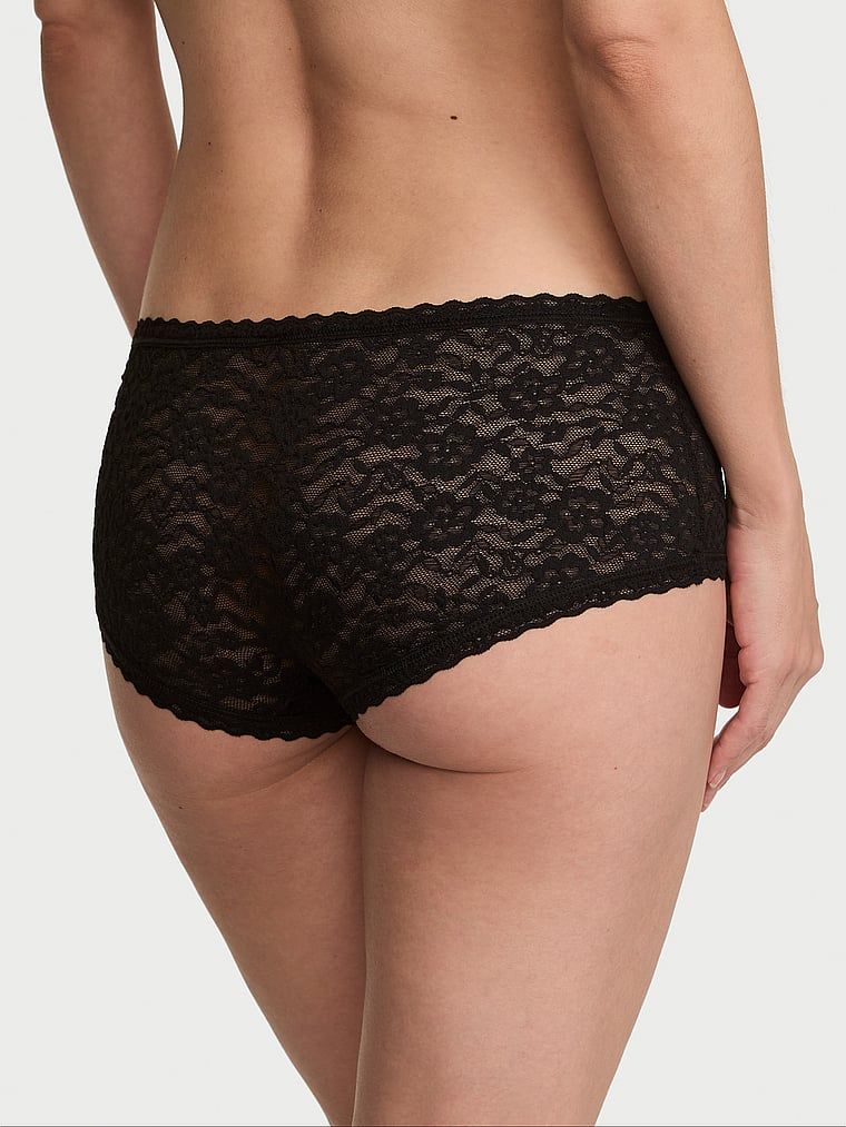 Pantaloni scurți din dantelă, pantaloni scurți cu talie joasă Boyshort. Produsul este negru și provine din colecția Lacie.