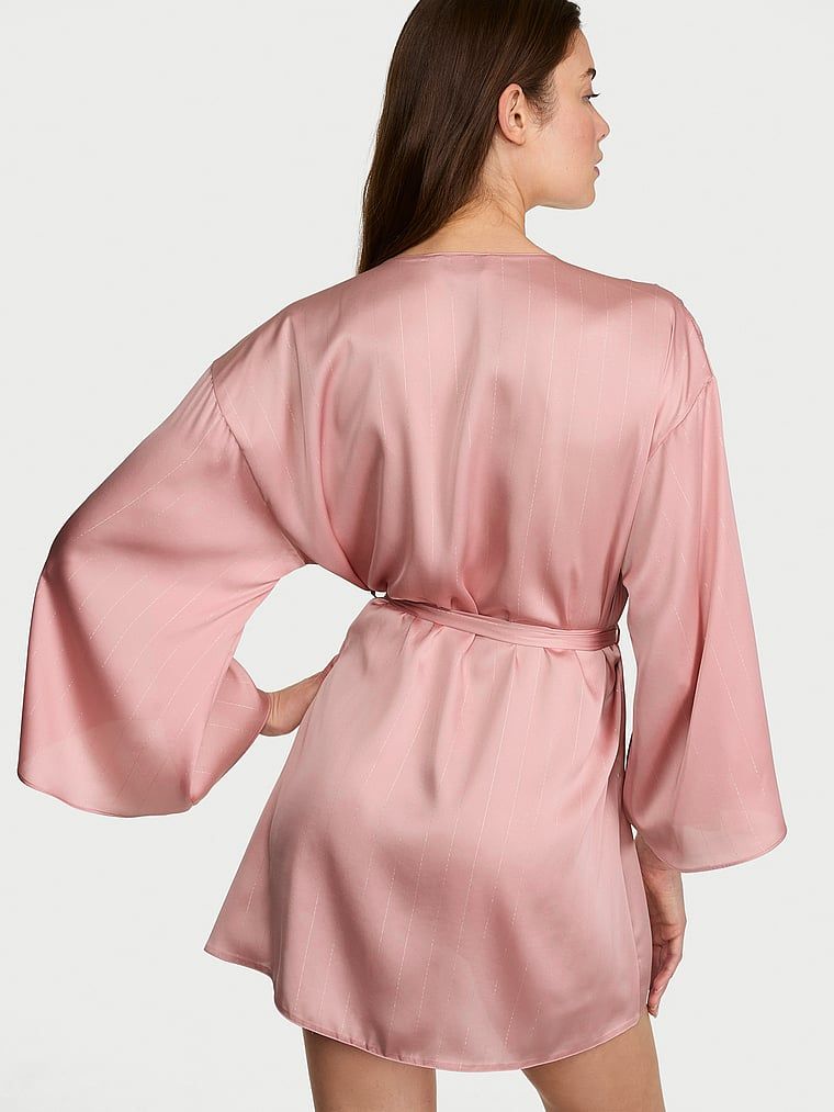 Halatul de satin scurt. Produsul este auriu și provine din colecția Victoria's Secret.