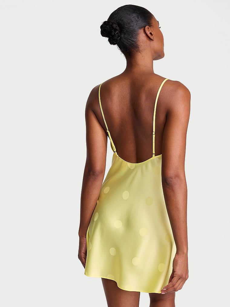Cămașă de noapte semnătură din satin slip. Produsul este galben și provine din colecția Victoria's Secret.