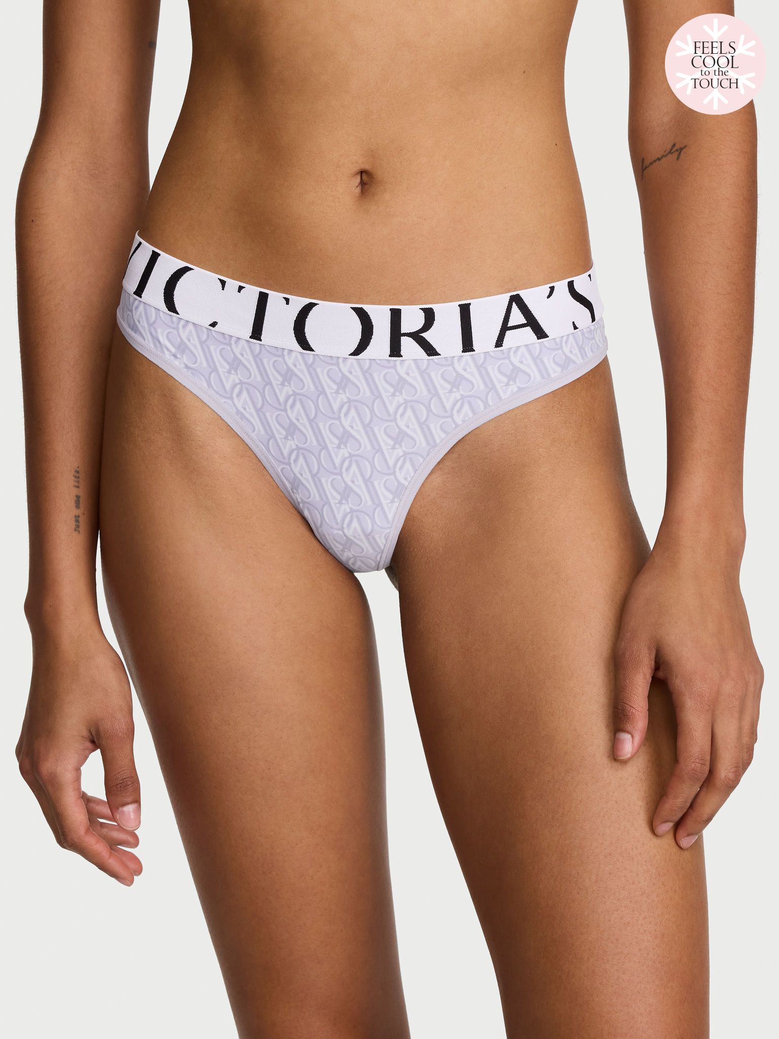 Tanga cu logo-ul Cool. Produsul este modelat și provine din colecția Bumbac.