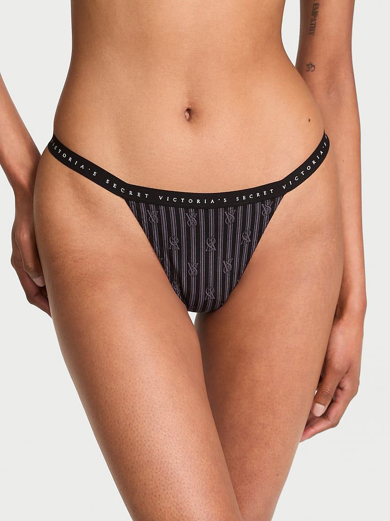 Tanga din bumbac elastic. Produsul este modelat și provine din colecția Victoria's Secret.