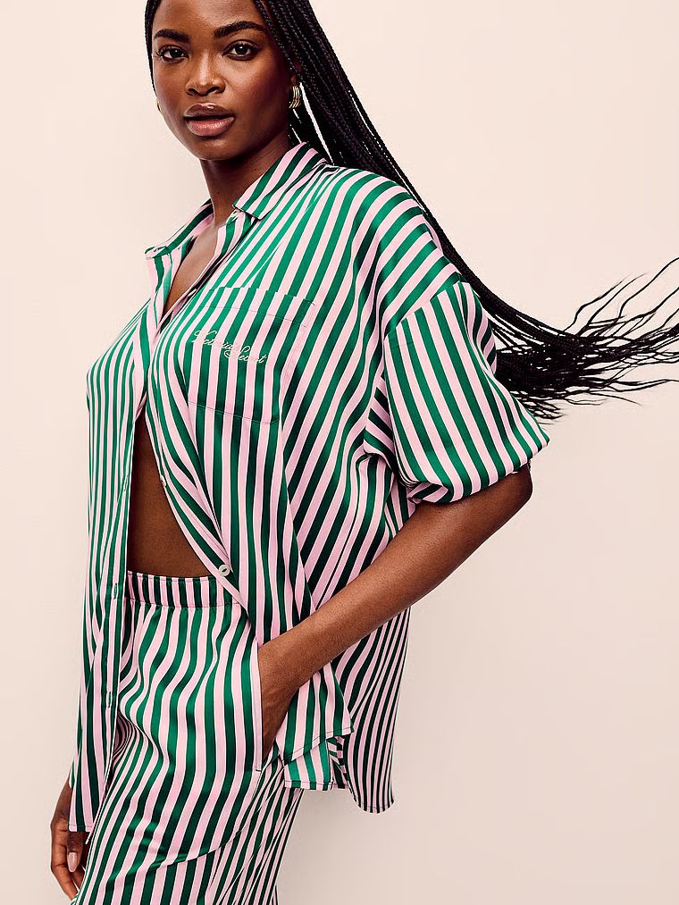 Pijamale de satin supradimensionate cu mâneci lungi, semnătură. Produsul este modelat și provine din colecția Victoria's Secret.