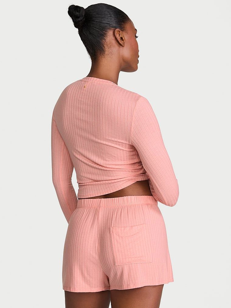 Set modal - Bluză de lounge și pantaloni scurți. Produsul este roz și provine din colecția Victoria's Secret.