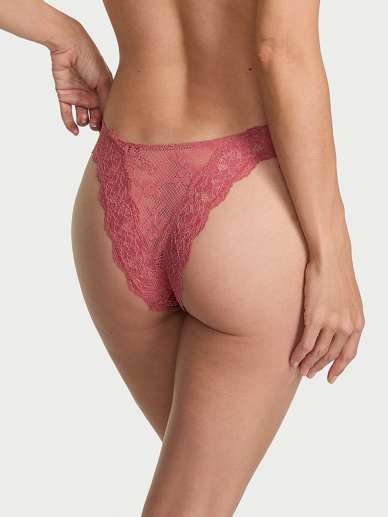 Chiloți brazilieni din dantelă. Produsul este roz și provine din colecția Dream Angels.