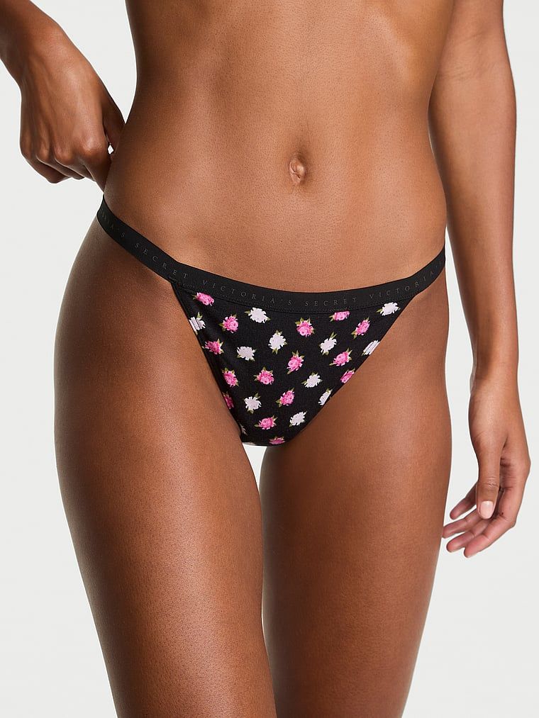 Tanga din bumbac elastic. Produsul are un model floral și provine din colecția Victoria's Secret.