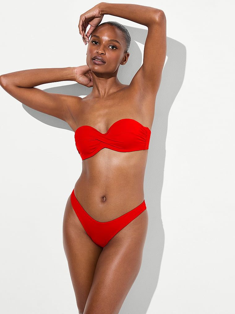 Slip esențial brazilian de bikini. Produsul este roșu și provine din colecția Victoria's Secret Swim.