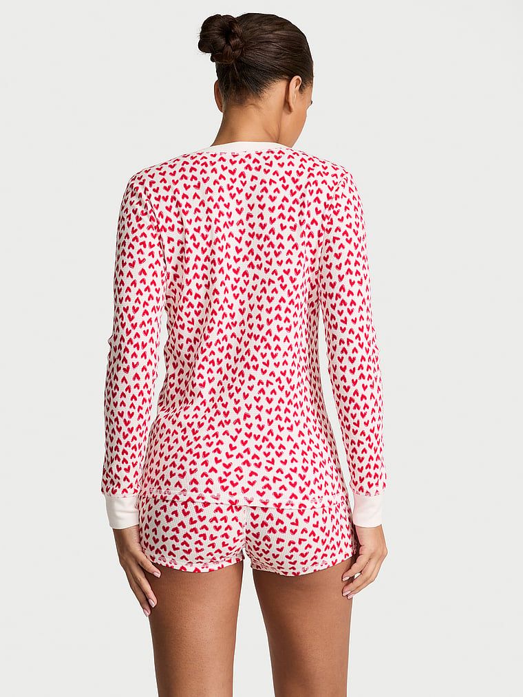 Pijamale călduroase cu mânecă lungă și pantaloni scurți termici. Produsul este modelat și provine din colecția Victoria's Secret.