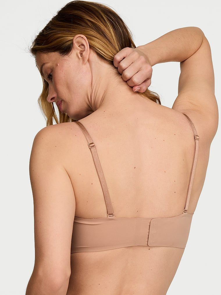 Sutien push-up fără bretele care închid mărimea 2 mărimi bombshell. Produsul este de culoare bej și provine din colecția Invisible by Victoria's Secret.