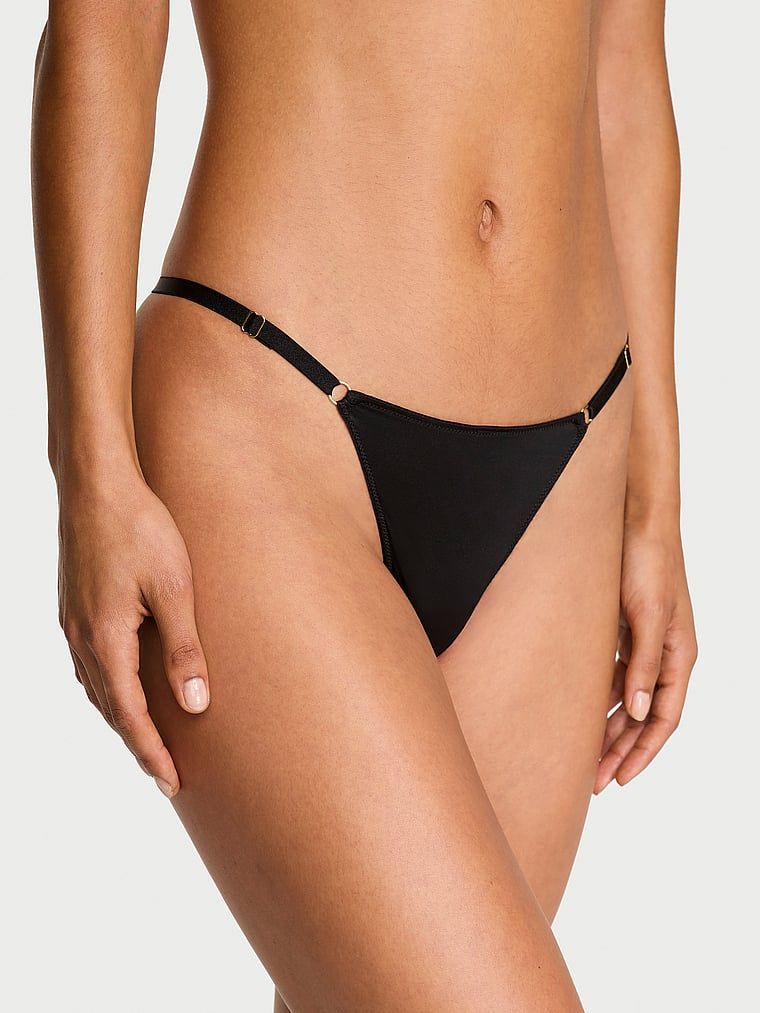 Tanga cu curele Hardware reglabile. Produsul este negru și provine din colecția Body by Victoria.