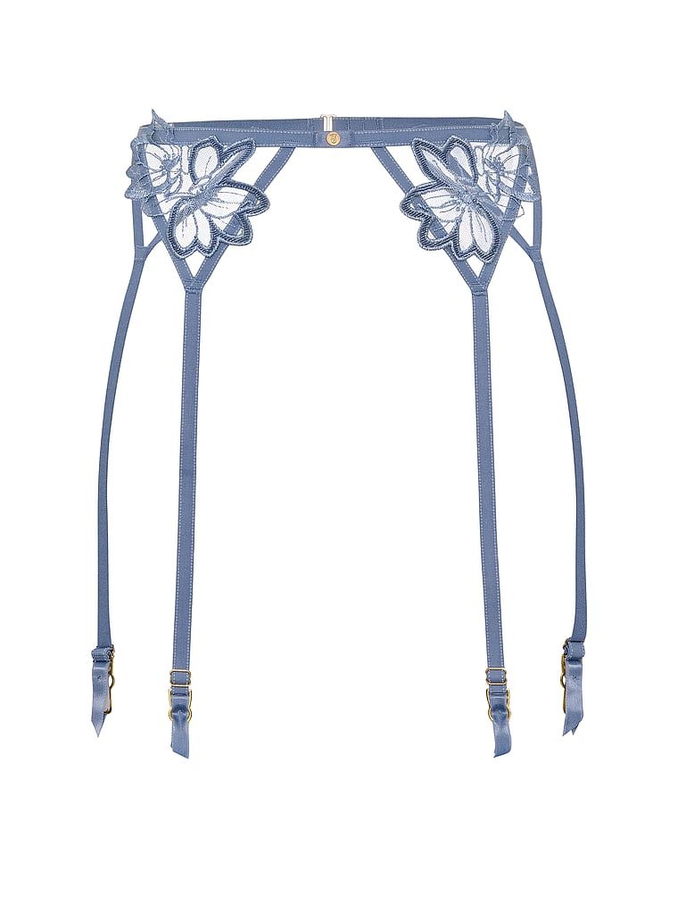 Curea jartiertieră din denim. Produsul este modelat și provine din colecția Very Sexy.