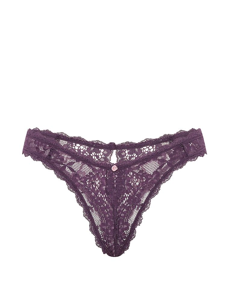 Chiloți brazilieni din dantelă fără zona inghinală. Produsul este de culoare mov și provine din colecția Dream Angels.