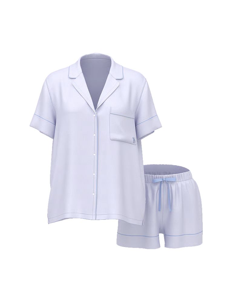 Pijamale de satin cu pantaloni scurți semnătură. Produsul este de culoare mov și provine din colecția Victoria's Secret.