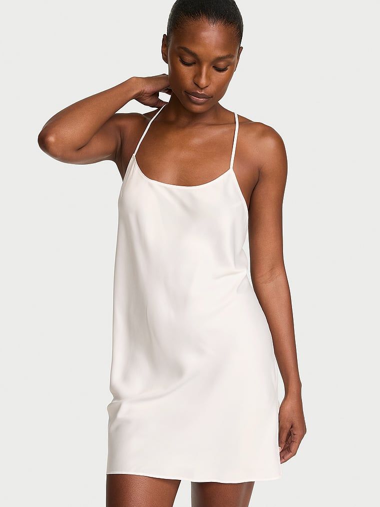 Cămașă de noapte din satin cu bretele subțiri care dezvăluie spatele Open-Back Slip. Produsul este alb și provine din colecția Victoria's Secret.