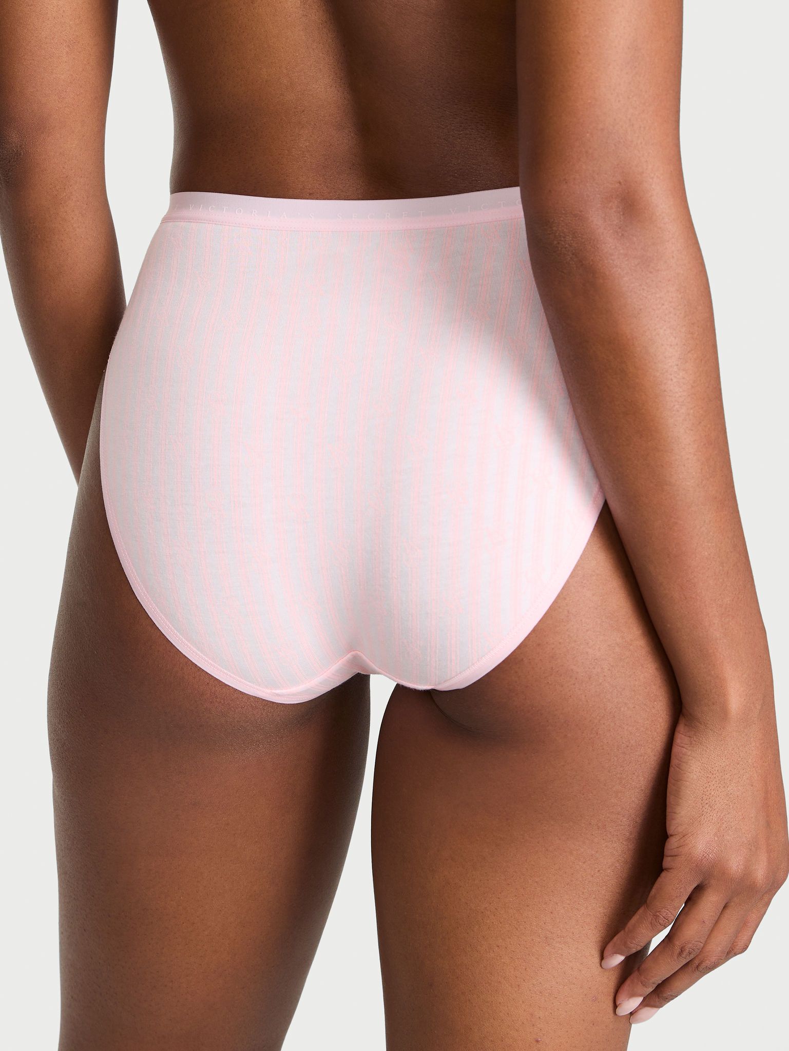 Chiloți din bumbac High-Leg Slip cu picioare înalte. Produsul este modelat și provine din colecția Victoria's Secret.