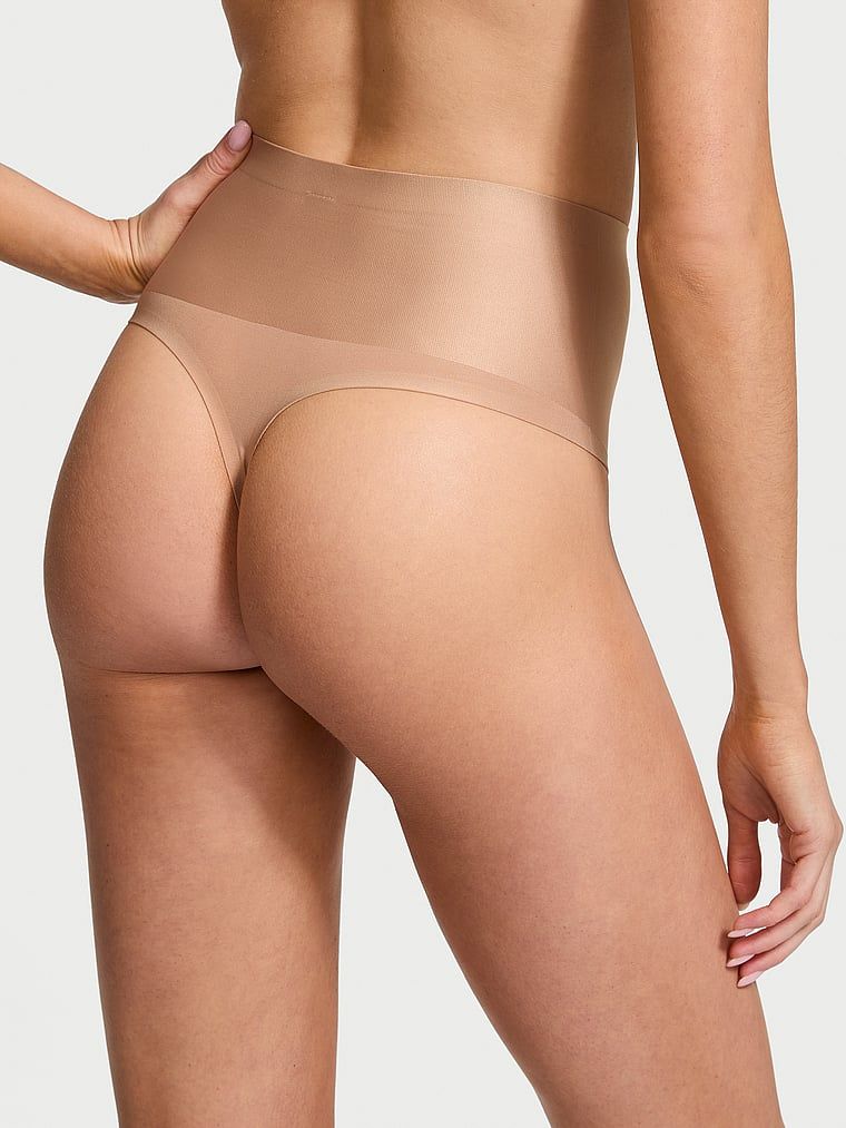 Tanga modelatoare cu talie înaltă Smoothing Shimmer. Produsul este bej și provine din colecția Body by Victoria.