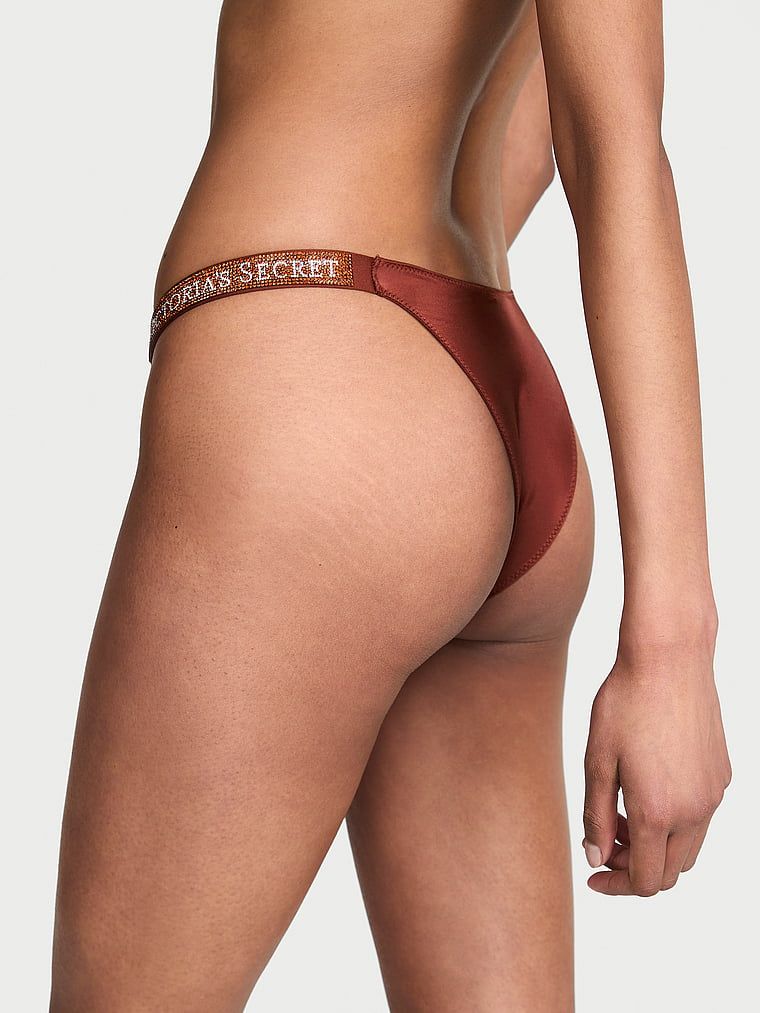 Chiloți brazilieni din dantelă cu dungi braziliene Shine Strap. Produsul este modelat și provine din colecția Very Sexy.