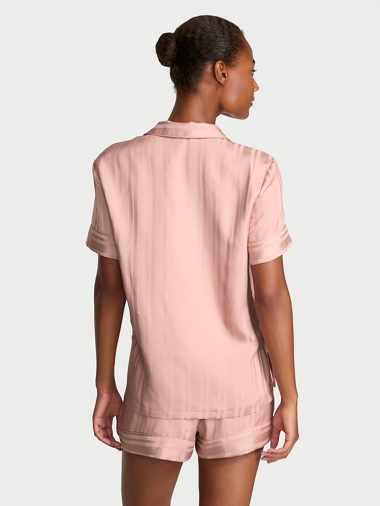 Pijamale din satin lucios cu pantaloni scurți din satin smălțuit. Produsul este roz și provine din colecția Victoria's Secret.