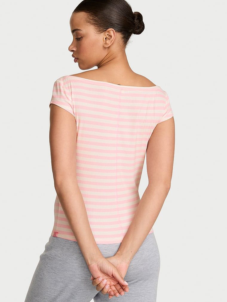 Tricou Modal cu decolteu de barcă VS iconic cu guler bărbat cu coaste. Produsul este modelat și provine din colecția Angel Essentials.