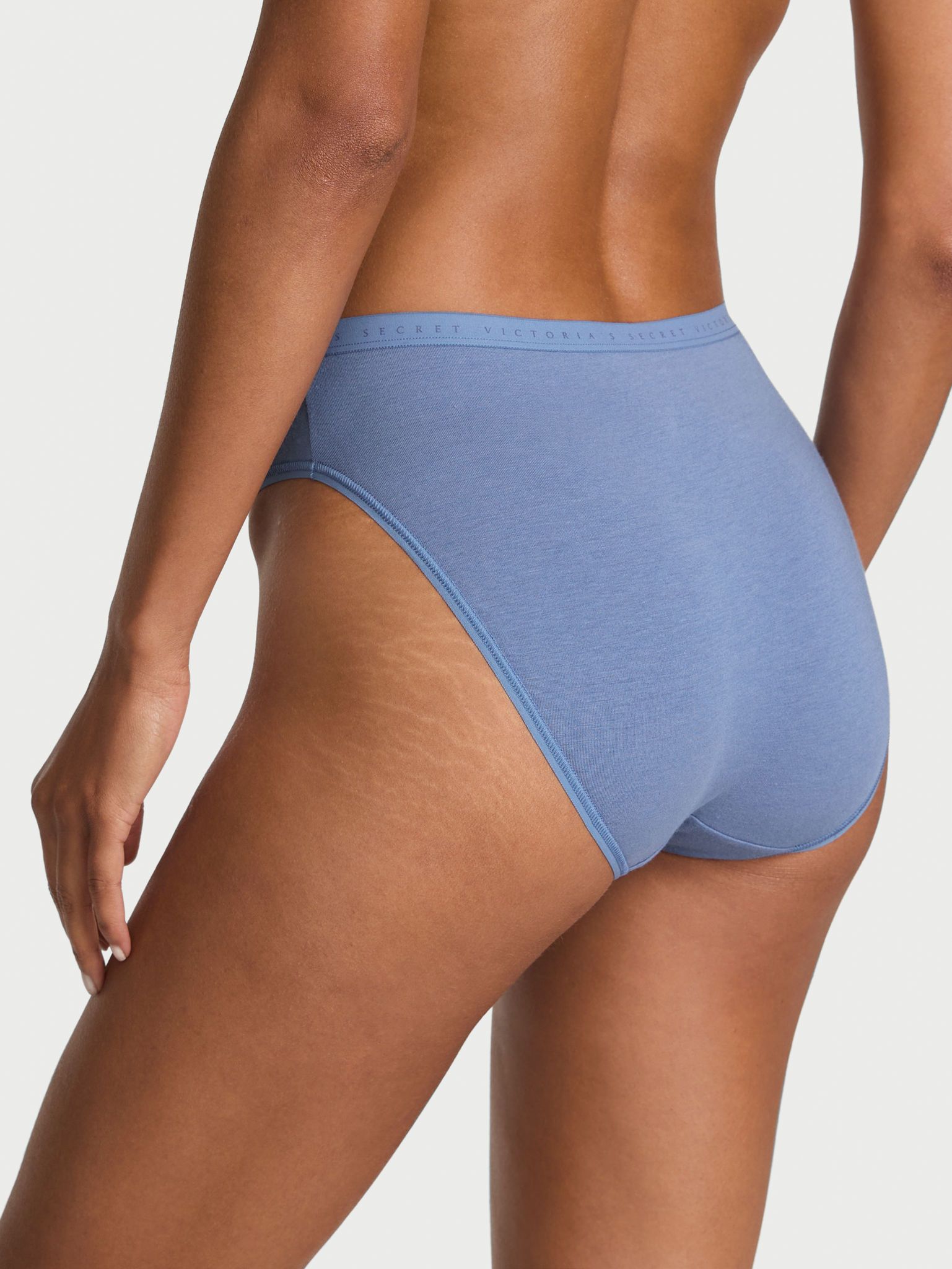 Chiloți din bumbac High-Leg Slip cu picioare înalte. Produsul este albastru și provine din colecția Victoria's Secret.