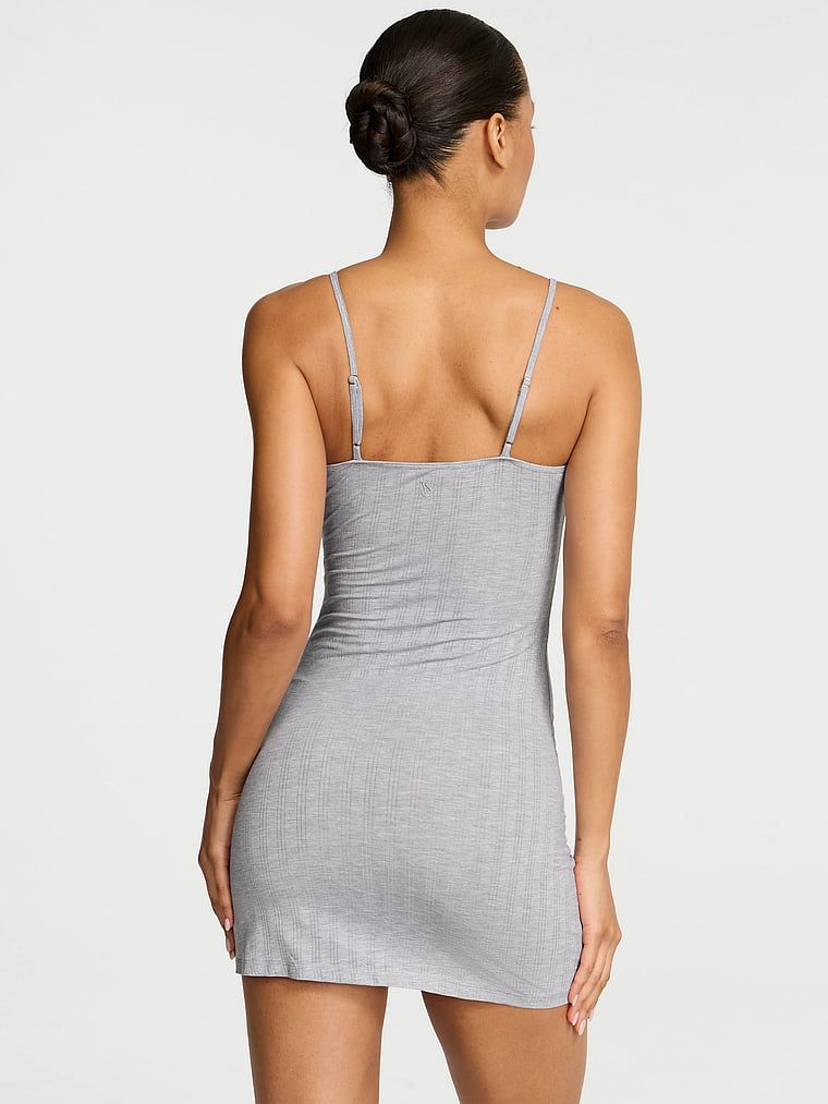 Cămașă de noapte realizată din SoSoft Ultra-Fine modal. Produsul este de culoare gri și provine din colecția Victoria's Secret.
