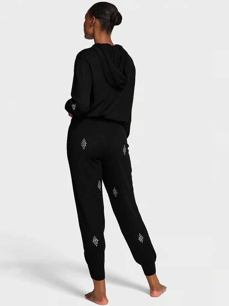 Pantaloni de trening cu cristale Crystal Sparkle. Produsul este negru și provine din colecția Victoria's Secret.