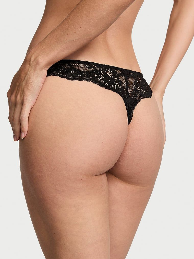 Tanga cu dantelă dantelă. Produsul este negru și provine din colecția Dream Angels.
