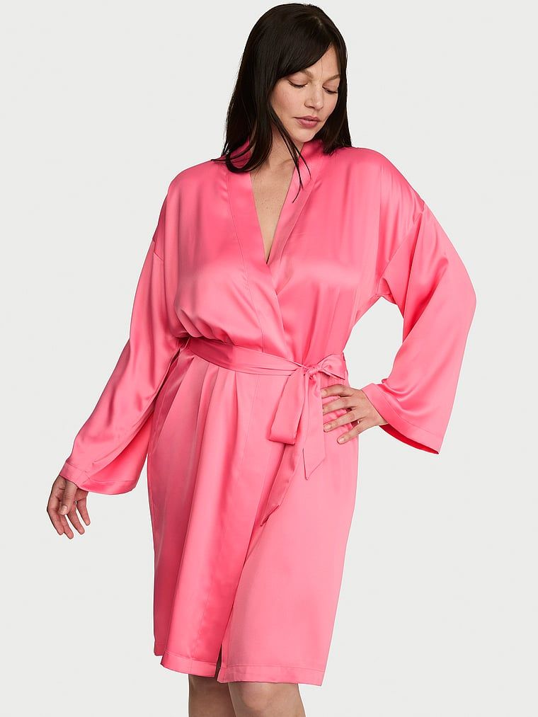 Halatul de baie Midi din satin. Produsul este roz și provine din colecția Victoria's Secret.