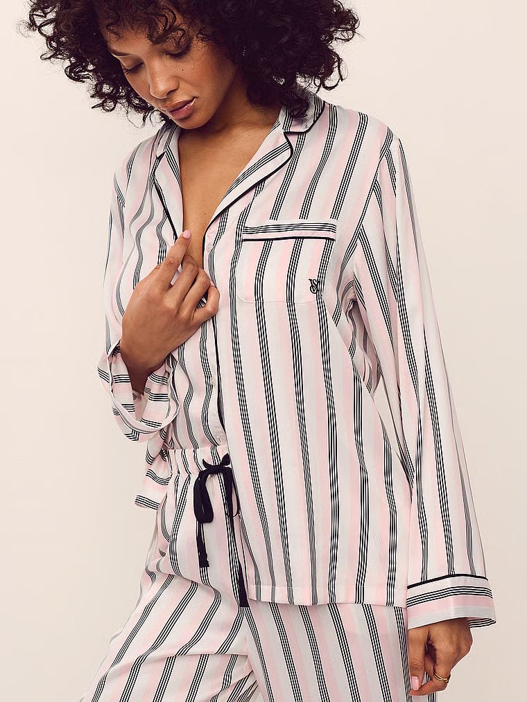 Pijamale din satin semnătură cu mâneci lungi. Produsul este modelat și provine din colecția Victoria's Secret.