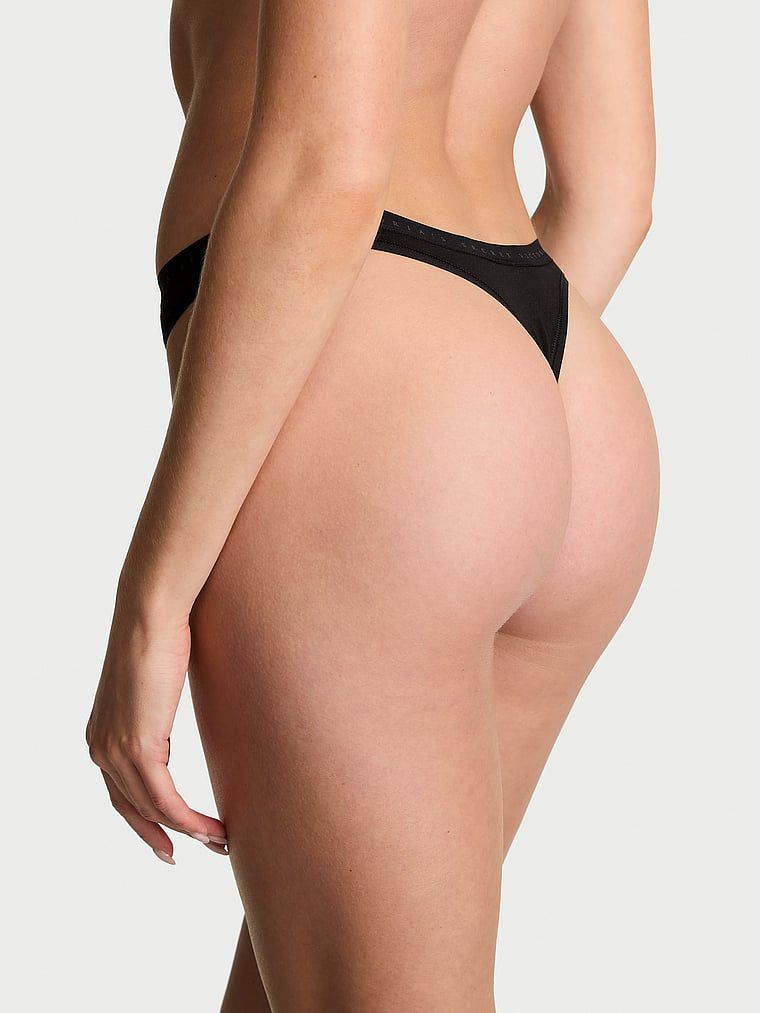 Tanga de bumbac cu picior înalt. Produsul este negru și provine din colecția Victoria's Secret.