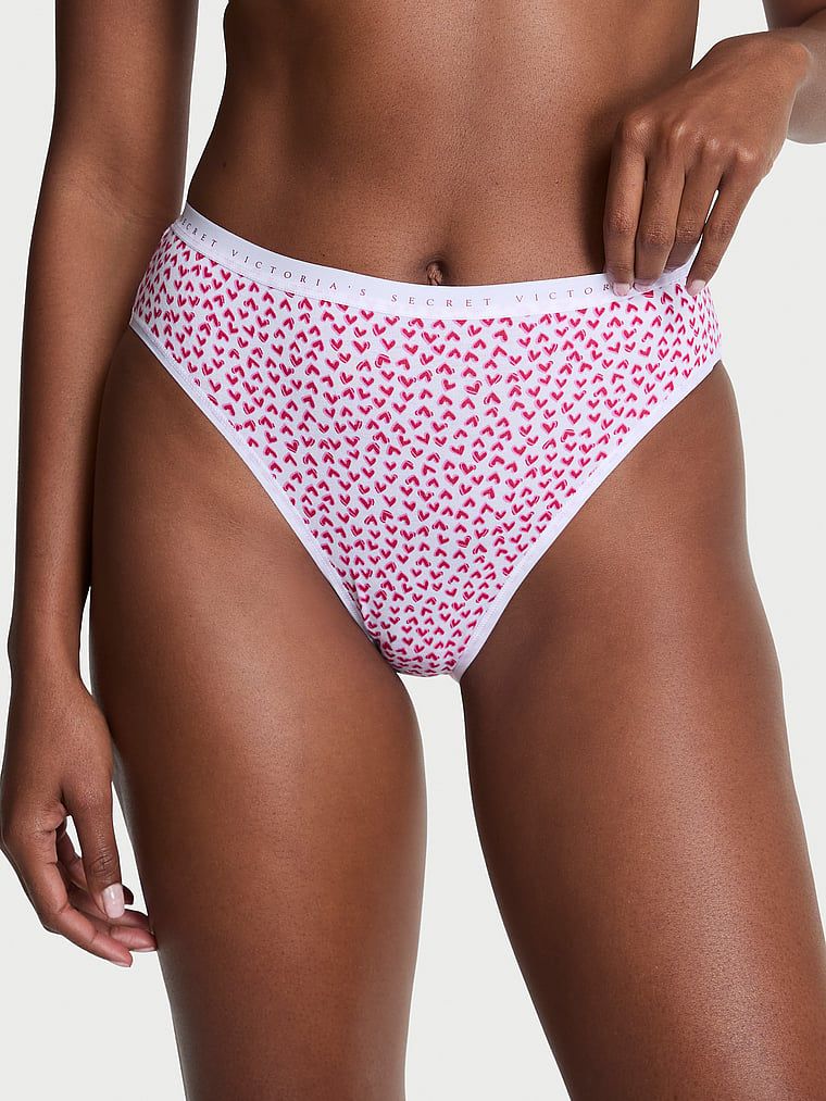 Chiloți din bumbac cu picioare înalte, pantaloni scurti cu picior înalt. Produsul este modelat și provine din colecția Victoria's Secret.