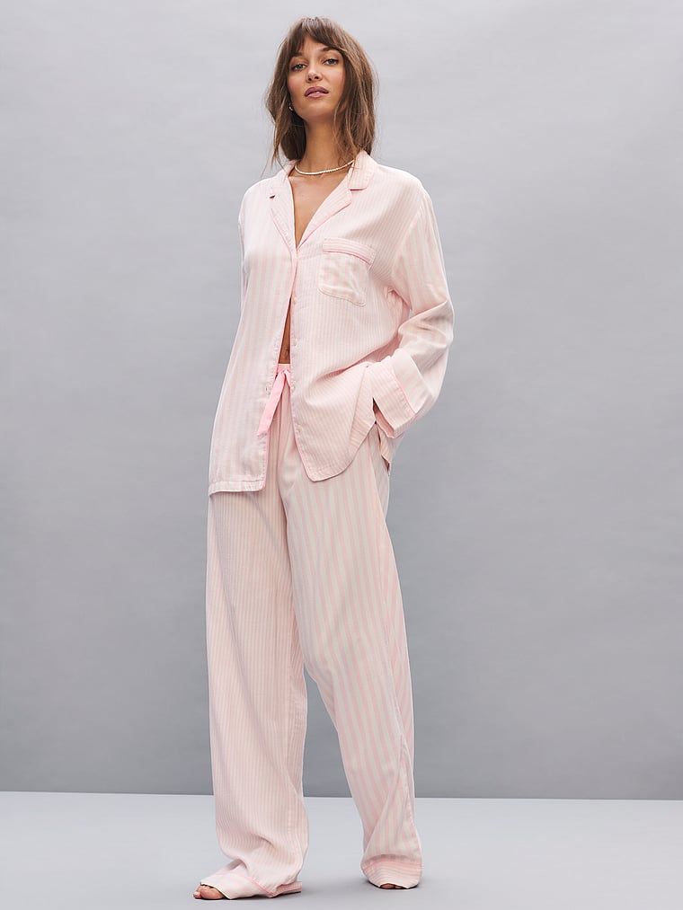 Pijamale din flanel cu pantaloni lungi. Produsul are o culoare cu model și provine din colecția Victoria's Secret.
