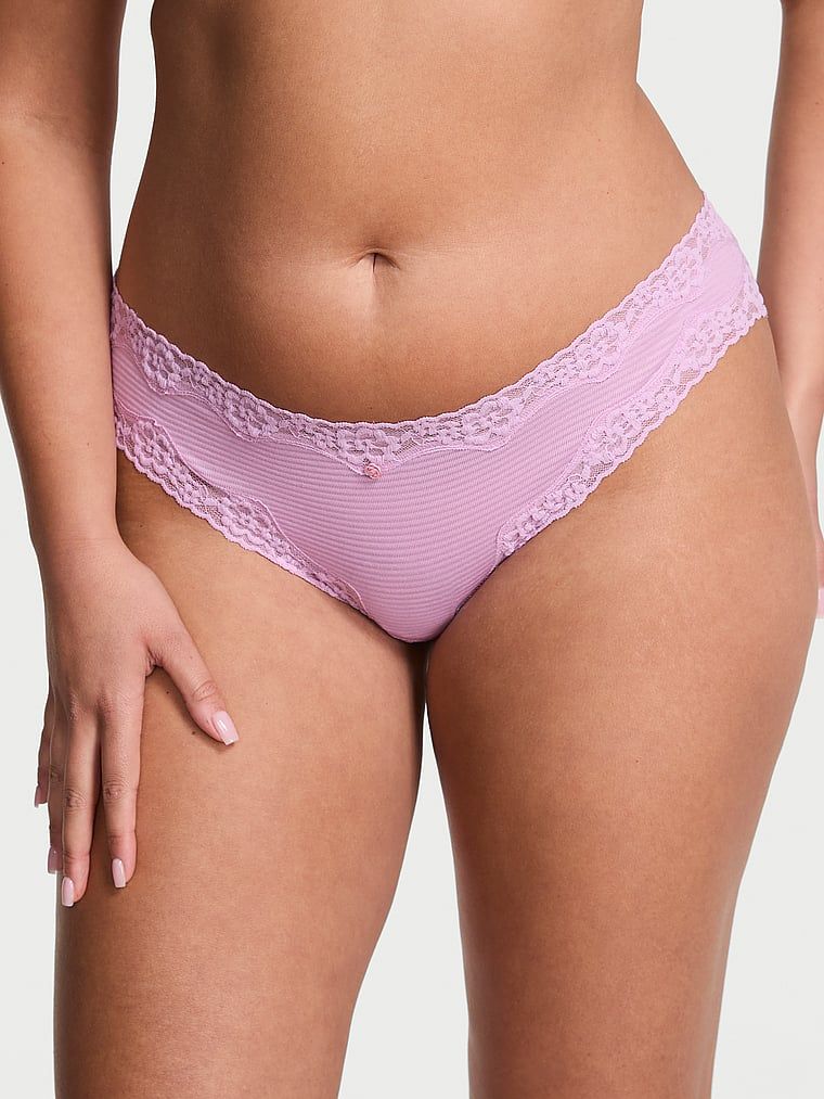 Chiloți de bumbac cu dungi cu dantelă pe marginile bikiniului. Produsul este de culoare violet și provine din colecția Lace Trim.