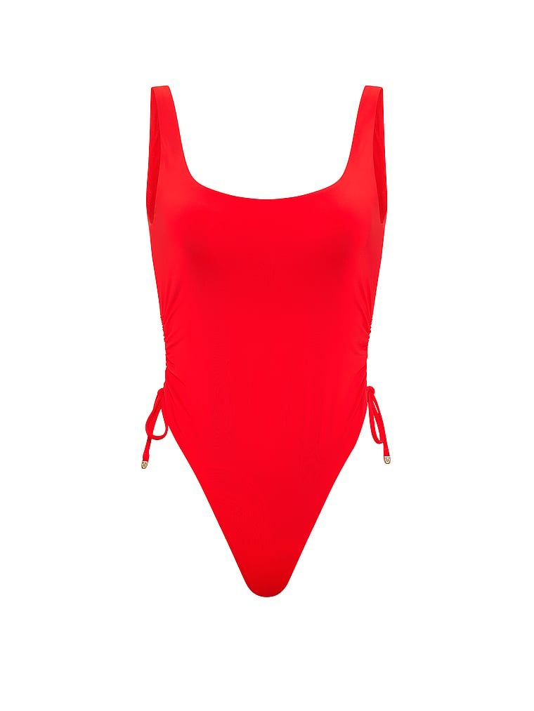 Costum de baie într-o singură piesă: Essential Itsy. Produsul este roșu și provine din colecția Victoria's Secret Swim.