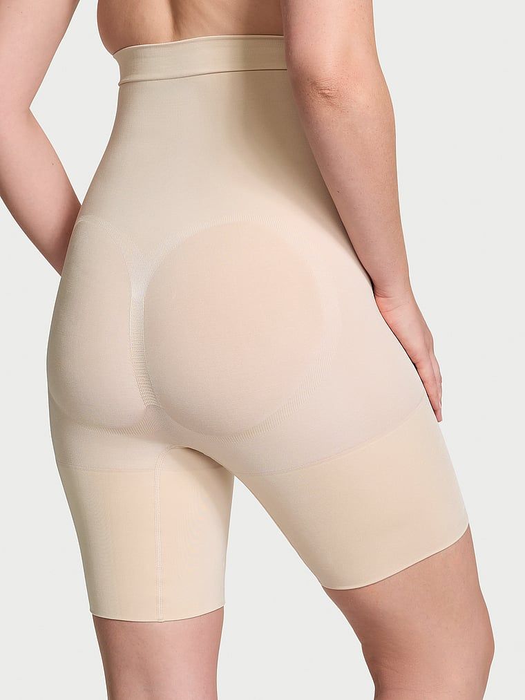 Pantaloni scurți modelatori Shapewear by Victoria. Produsul este bej și provine din colecția Victoria's Secret.