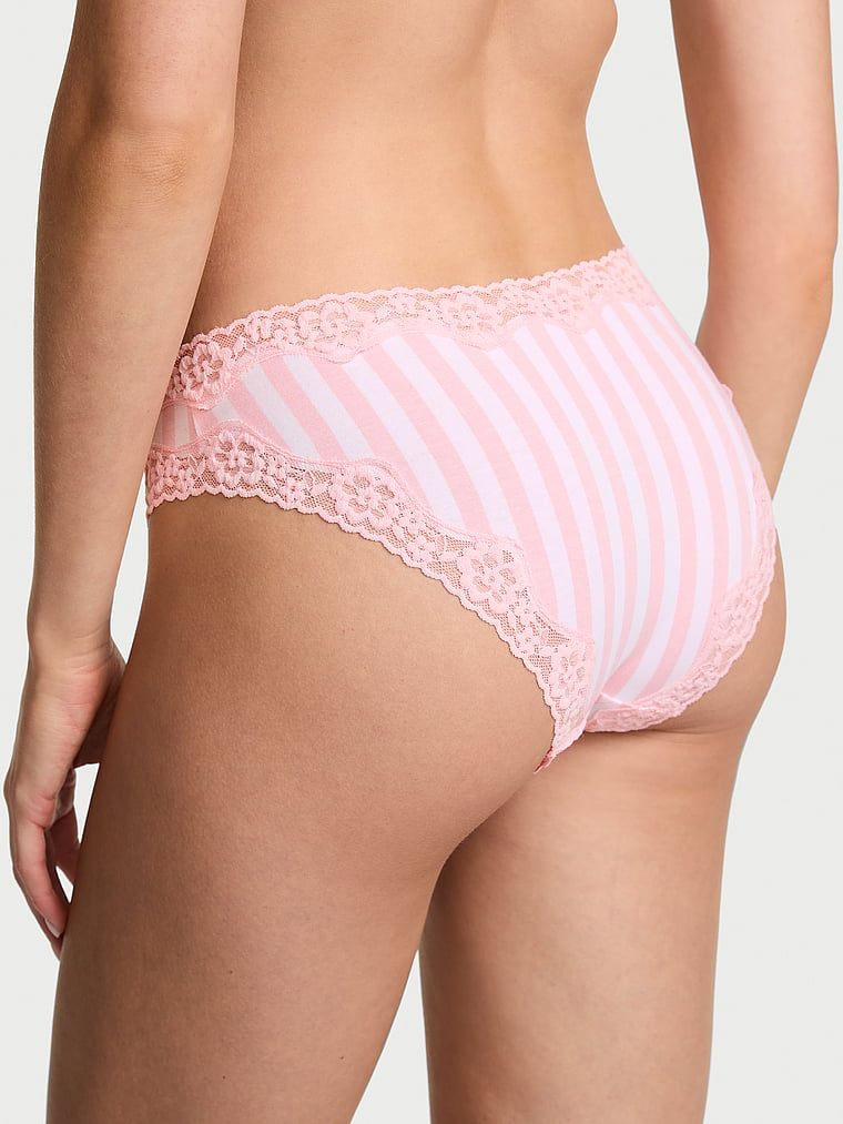 Chiloți din bumbac cu dantelă cu dantelă și baie de baie. Produsul este modelat și provine din colecția Lace Trim.