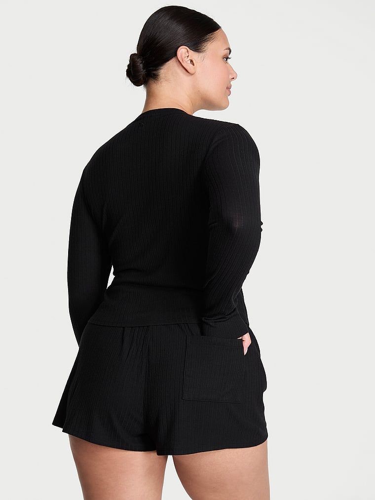 Set modal - Bluză și pantaloni scurți. Produsul este negru și provine din colecția Victoria's Secret.