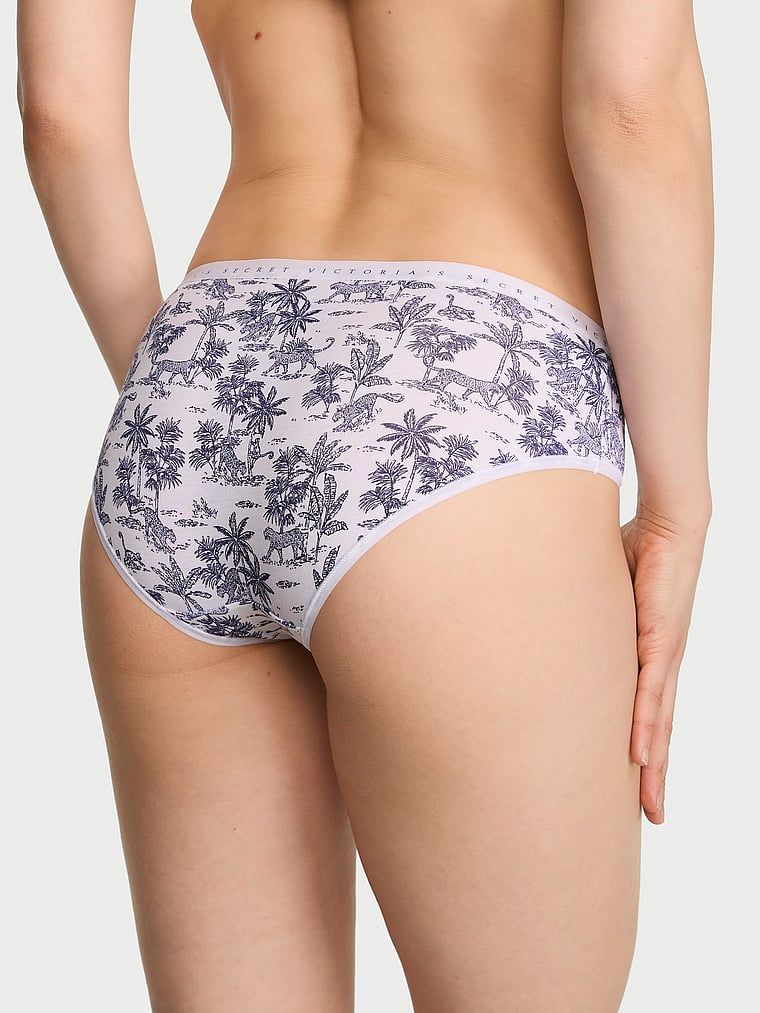 Chiloți din bumbac cu hiphugger. Produsul este modelat și provine din colecția Victoria's Secret.