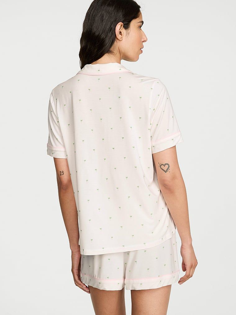 Pijamale modale cu pantaloni scurți SoSoft. Produsul este modelat și provine din colecția Victoria's Secret.
