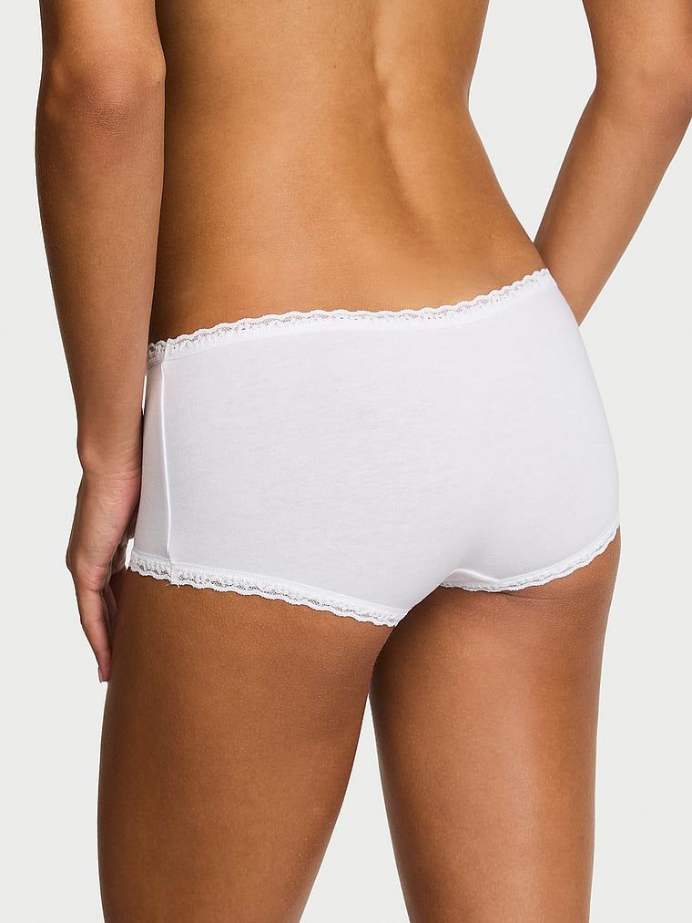Pantaloni scurți de bumbac cu dantelă pe margini: Boyshort cu margini din dantelă. Produsul este alb și provine din colecția Lace Trim.