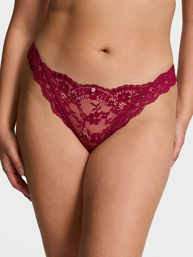 Tanga din dantelă din dantelă. Produsul este roșu și provine din colecția Dream Angels.