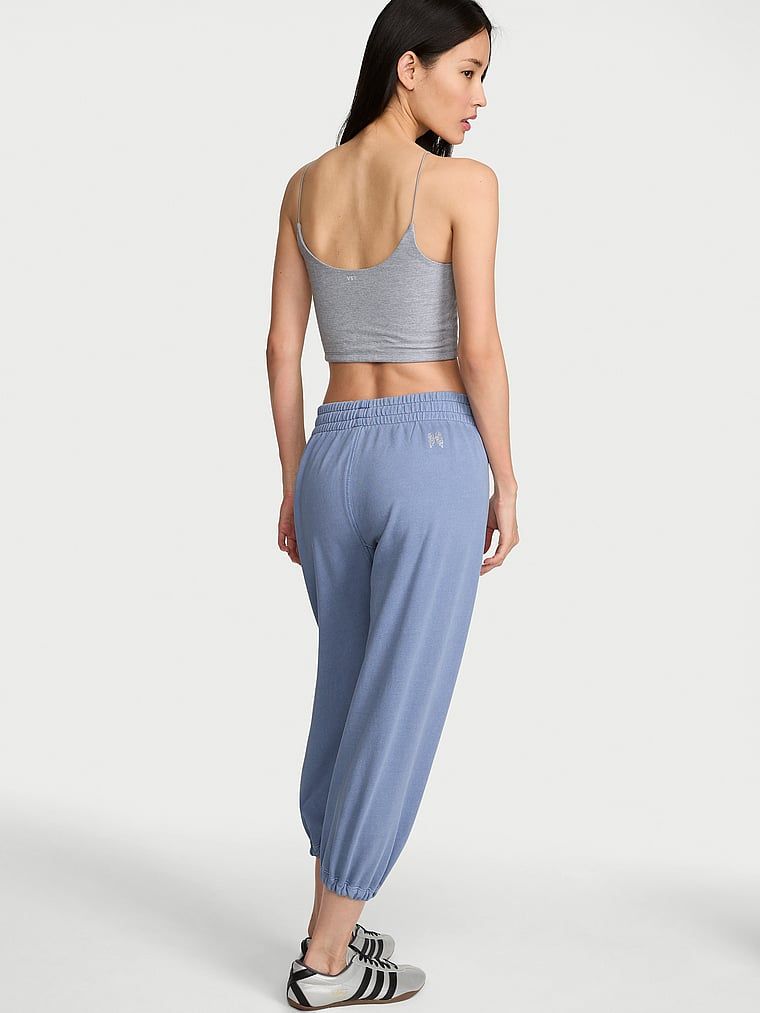 Pantaloni de trening de pescari din bumbac în timpul liber. Produsul este albastru și provine din colecția Angel Essentials.