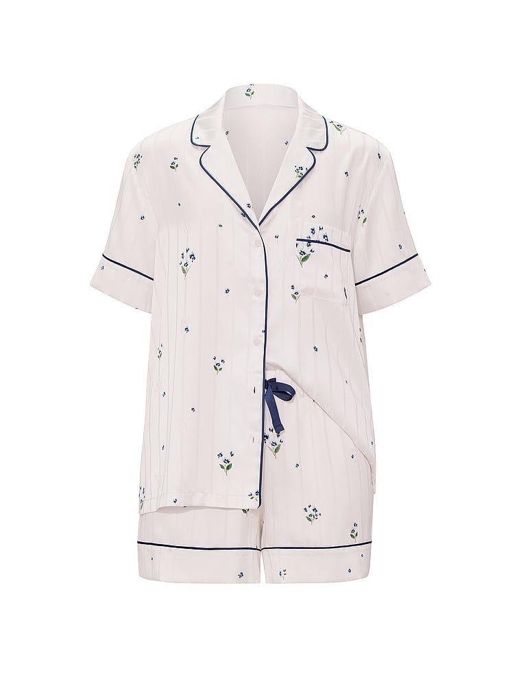 Pijamale de satin cu pantaloni scurți semnătură. Produsul are un model floral și provine din colecția Victoria's Secret.