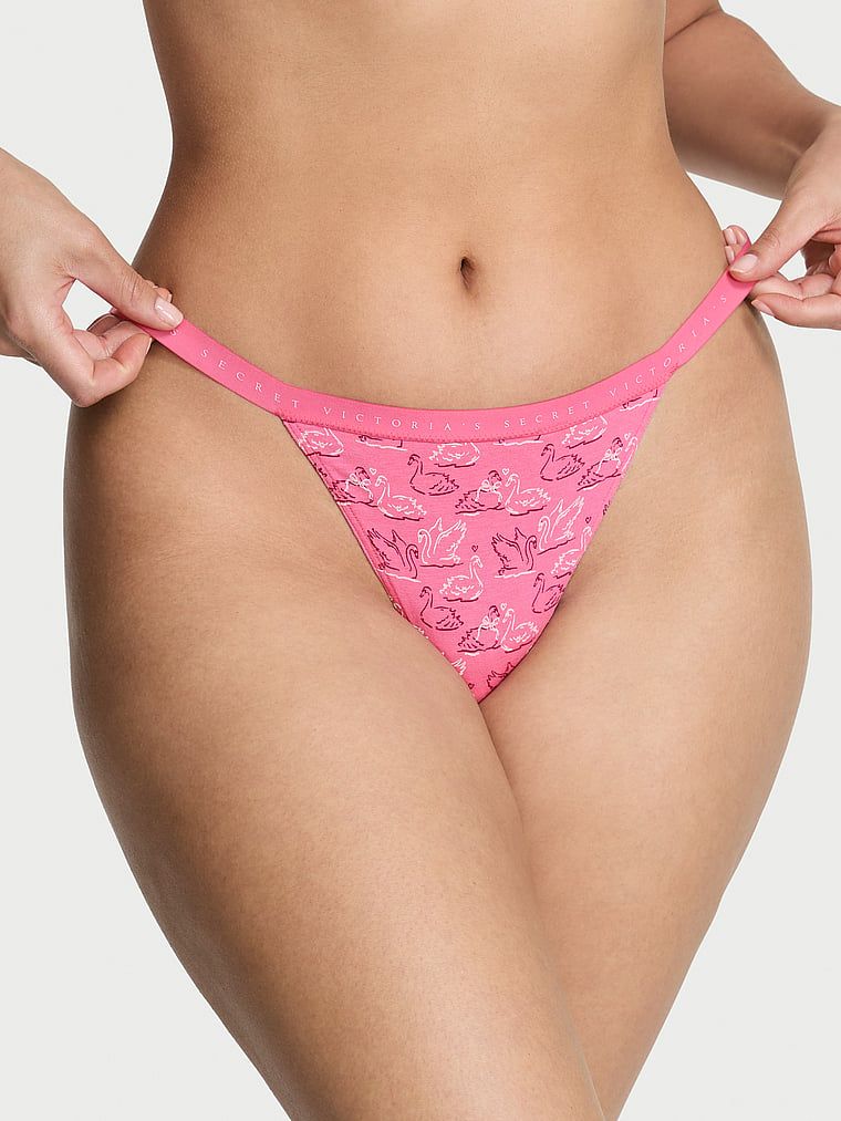 Tanga de bumbac elastic. Produsul este modelat și provine din colecția Victoria's Secret.
